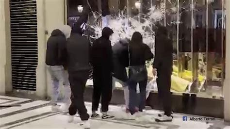 video saccheggio gucci torino|Torino, scontri in città e saccheggio nei negozi! .